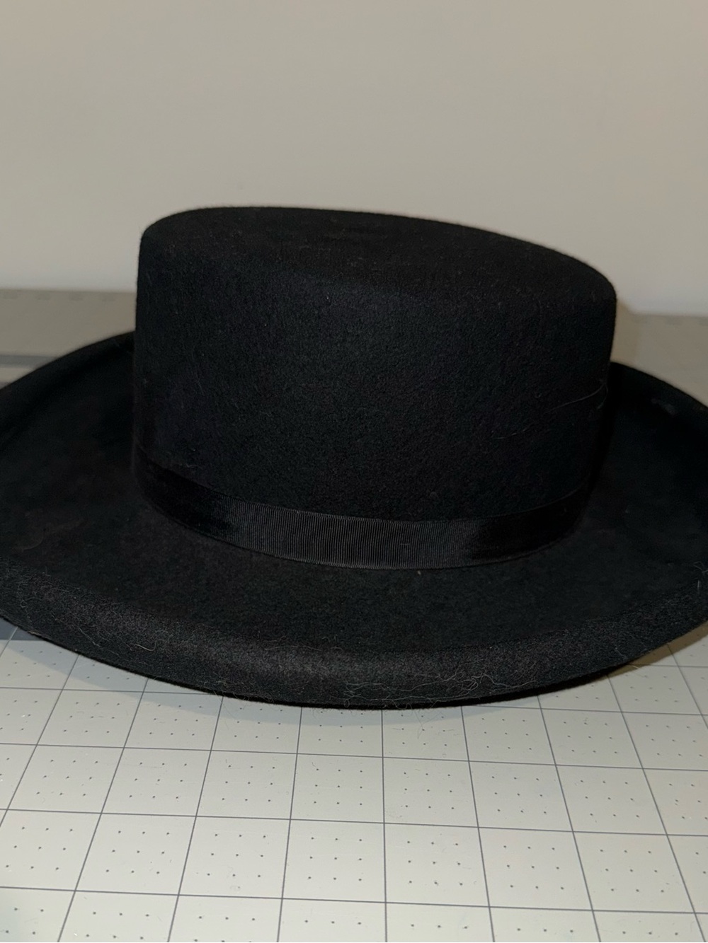 Women’s black Tinatoo Hat 100% wool